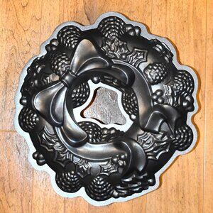 Nordic Ware Platinum Holiday Wreath Bundt Pan